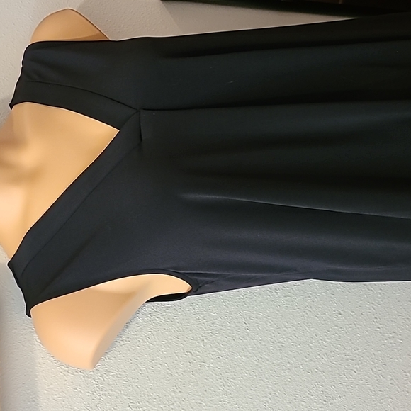 Premise women's v-neck sleeveless knit top - Picture 2 of 8